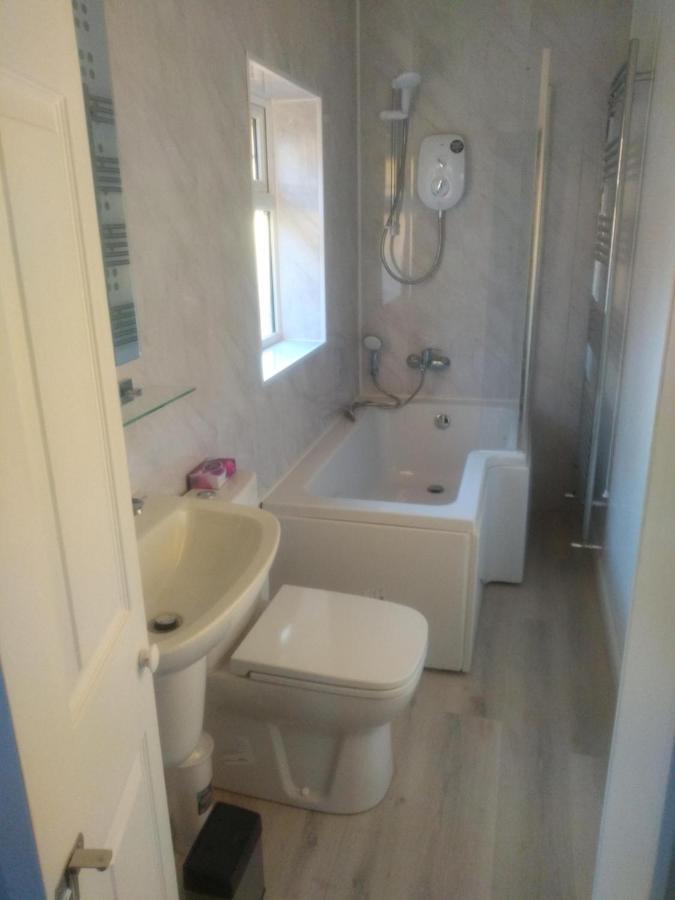 Cheltenham - 3 Bedroom, Parking, Disneyplus Bagian luar foto